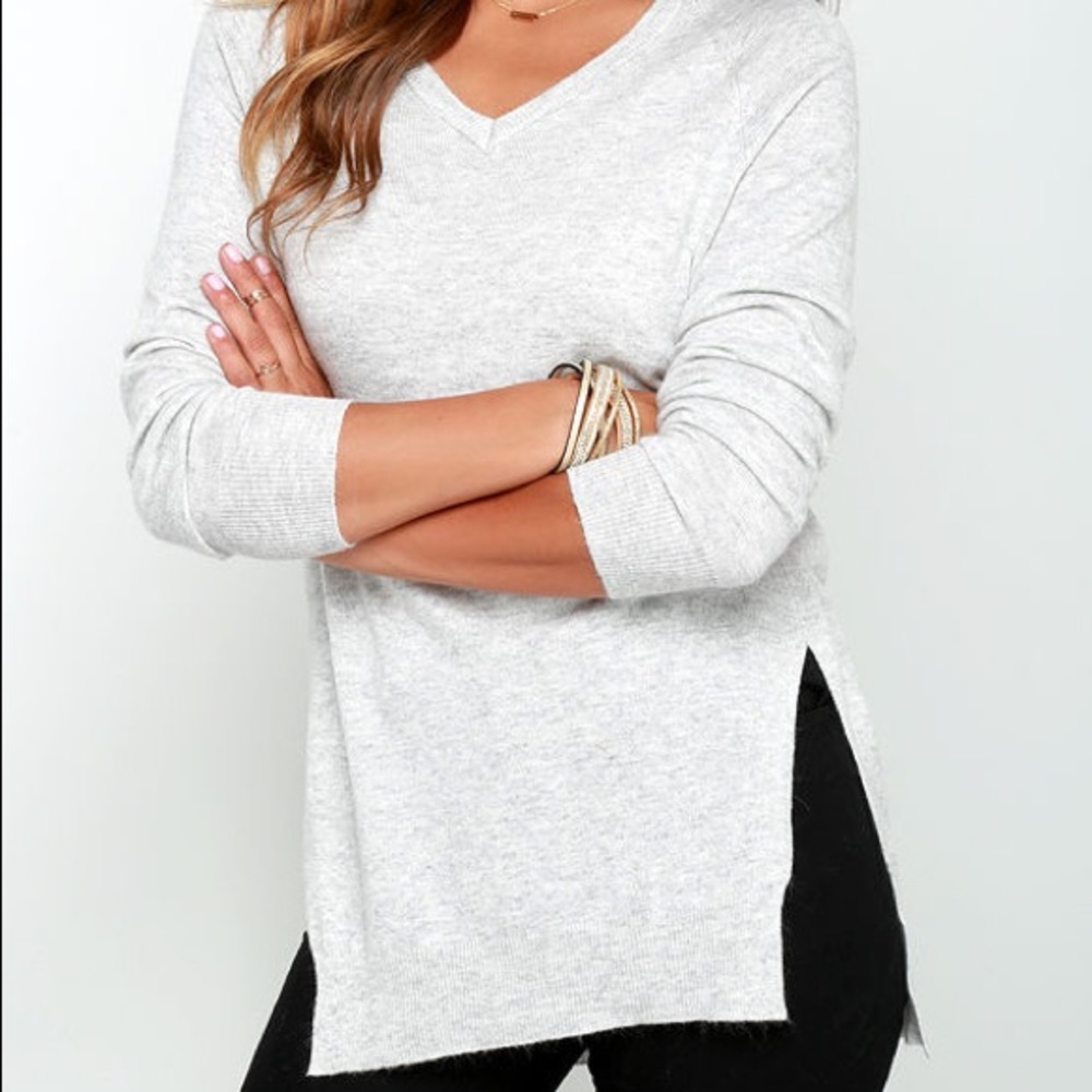 LuLu’s heather grey “name the day” v neck sweater